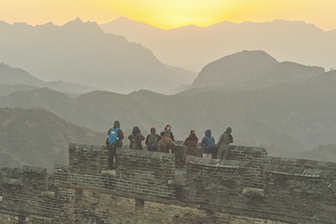 ◎ 十一月十五日清晨,遊人在河北省承德市灤平縣金山嶺長城觀看日出(無人機照片)。(新華社發 周萬平 攝)
