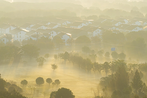 ◎ 十一月十五日拍攝的江蘇省昆山市周莊鎮祁浜村晨景(無人機照片)。(新華社發 王須中 攝)
