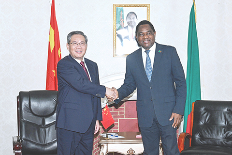 ◎ 當地時間十一月二十日上午,國務院總理李強在贊比亞總統府同贊比亞總統希奇萊馬舉行會談。(新華社記者 姚大偉 攝)