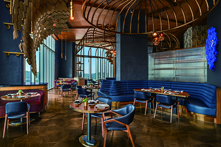 ◎ 嬅座落於澳門新濠影滙W酒店四十樓,坐擁壯麗路氹天際線與城市景致,致力打造引人入勝的現代粵式餐飲體驗。