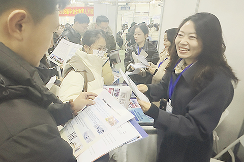 ◎ 十一月廿二日,全國高校二0二六屆畢業生教育人才招聘會在長春舉辦,圖為招聘會現場。(中新社記者郭佳 攝)