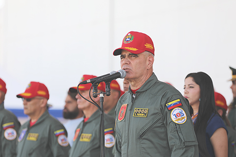 ◎ 委內瑞拉總統馬杜羅十一月二十七日在空軍成立一百零五周年紀念活動上以錄播視頻形式致辭,要求該國空軍保持警惕,時刻準備保衛國家免受外部威脅。圖為當日,在委內瑞拉馬拉凱市的解放者空軍基地,委內瑞拉國防部長洛佩斯在空軍成立一百零五周年紀念活動上發表講話。(新華社發 委內瑞拉國防部供圖)
