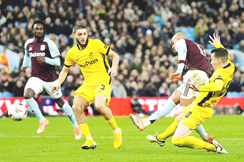 ◎ 白褲馬倫(中)為維拉攻入第二球。(美聯社)