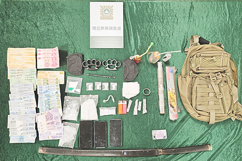 ◎ 三名男女涉吸毒販毒及藏有禁用武器被拘查,圖為警方授出的證物。