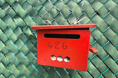 墓園旁的郵箱