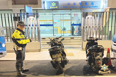 ◎ 警方截查非法改裝機動車輛,截獲十多輛懷疑電單車。