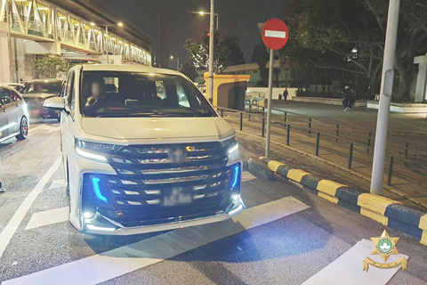 ◎ 截獲懷疑經非法改裝汽車。