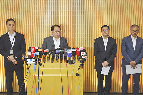 ◎ 十二月一日,香港特區政府政務司司長陳國基聯同保安局局長鄧炳強、廉政專員胡英明、警務處刑事及保安處處長陳東就大埔宏福苑火災最新調查進展會見傳媒。陳國基表示,過去兩日在宏福苑二十個不同地方採集棚網樣本,發現有七個分佈在高、中、低層不同地方的樣本,未達阻燃測試標準。(香港中通社記者謝光磊 攝)