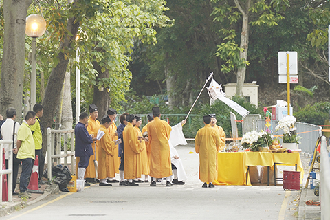 ◎ 宏福苑五級大火死難者「頭七」,家屬舉行路祭超度亡魂。(中通社圖)