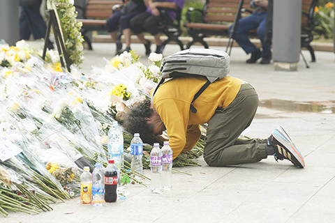 ◎ 市民獻花祈願逝者安息。(中通社圖)