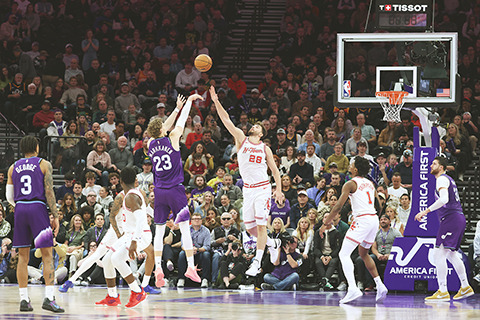 ◎ 爵士廿三號馬簡倫跳投,終場打退火箭。(美聯社)