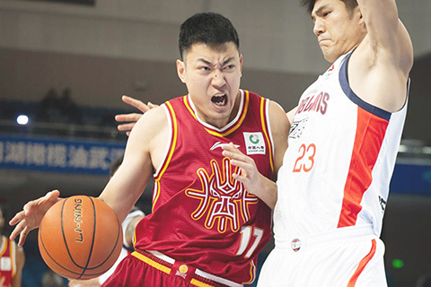 ◎ 十二月三日,山西汾酒隊球員焦海龍(左)突破。在湖北武漢舉行的第二屆CBA俱樂部杯賽D組比賽中,山西汾酒隊八十五比八十二戰勝廣州朗肽海本隊。(新華社記者 蕭藝九 攝)