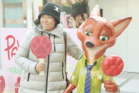 ◎ 十二月三日,市民在北京國貿商城的《瘋狂動物城2》主題裝置旁拍照留念。隨著電影《瘋狂動物城2》的熱映,影片的爆款效應延伸至線下,國貿商城佈置的主題場景和裝置吸引了眾多市民體驗與拍照打卡。(中新社記者 易海菲 攝)