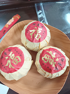 筆者做的柑普茶(柑皮裡盛滿普洱茶葉,曬乾後,稱為「陳皮普洱茶」)