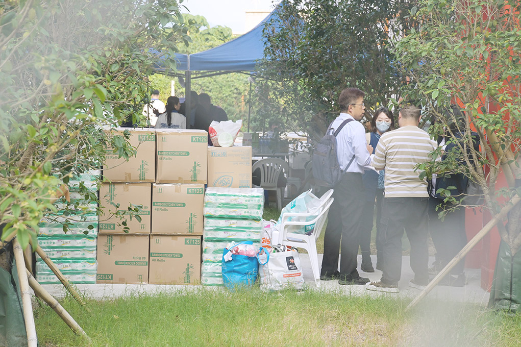 ◎ 十二月四日,工作人員在位於香港大埔的過渡性房屋「善樓」工作。大埔宏福苑火災發生後,香港特區政府房屋局通過「善樓」等多個過渡性房屋項目迅速安置宏福苑受影響居民。據房屋局局長何永賢日前公佈,截至三日中午十二時,累計已有六百八十戶共一千六百一十三人入住過渡性房屋單位。(中新社記者 陳永諾)