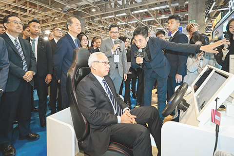 ◎ 行政長官岑浩輝昨日參卅二零二五全球智能機械與電子產品博覽會(AIE)展區。