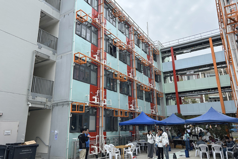 ◎ 一場火災,令香港大埔宏福苑大批居民失去住所;逾千名居民獲安排入住過渡性房屋,位於大埔的「善樓」就是其中一個。營運機構香港善導會總幹事李淑慧近日接受中通社專訪表示,正著力將臨時居所營造成有溫度的「家」,協助居民撫平創傷、重建生活。(香港中通社記者徐嘉儀 攝)