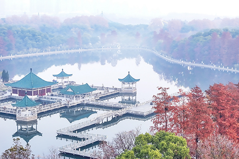 ◎ 十二月六日在湖北省武漢市東湖聽濤景區拍攝的冬日景色(無人機照片)。(新華社發 趙軍 攝)