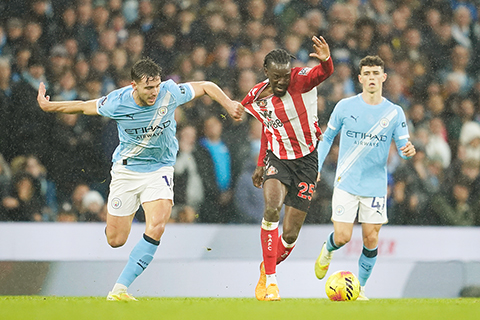 ◎ 曼城的干沙里斯(左)和科頓(入波功臣)今晨圍堵新特蘭前鋒泰奧利。(美聯社)