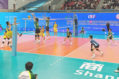 ◎ 澳門少年男排合力攔阻巴西隊進攻。