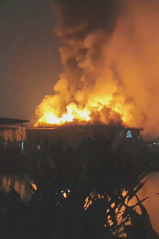 ◎ 十二月七日淩晨,印度果阿阿波拉的一家夜總會被火焰吞沒。(美聯社照片)