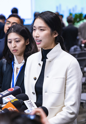 ◎ 巴黎奧運會女子個人重劍金牌得主江旻憓在旅遊界勝出,當選第八屆立法會議員。圖為江旻憓(白衣)當選後發表感言。(中新社記者侯宇 攝)