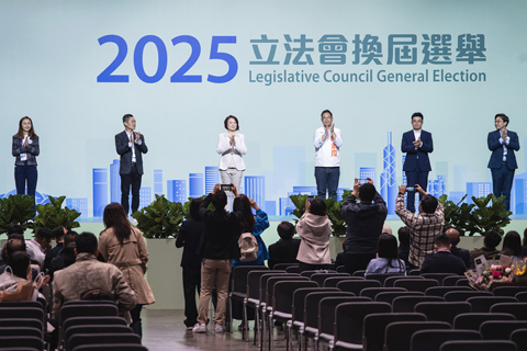 ◎ 十二月八日清晨,香港特區第八屆立法會選舉分區直接選舉界別投票結果在位於香港會議展覽中心的中央點票站新聞中心陸續公佈。全國人大常委會委員李慧瓊在九龍中地方選區勝出,成功連任香港特區立法會議員。圖為李慧琼(左三)等在宣佈選舉結果時登台亮相。(中新社記者侯宇 攝)