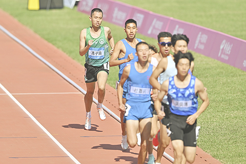 ◎ 十二月九日,全國第十二屆殘疾人運動會暨第九屆特殊奧林匹克運動會田徑項目在位於廣州的廣東奧林匹克體育中心開賽。圖為澳門隊選手馮子鋒亮相男子一千五百米T20級決賽。(中新社記者 陳驥旻 攝)