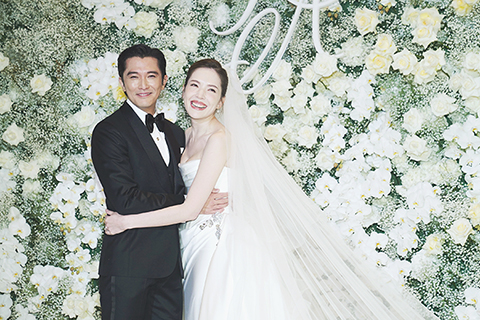 ◎ 台灣藝人邱澤、許瑋甯日前在台北文華東方酒店舉辦婚宴。邱澤與許瑋甯因合作電影《當男人戀愛時》結緣,戲裡戲外的甜蜜互動讓許多粉絲敲碗兩人能假戲真做,如今修成正果,也讓許多影迷感到欣慰與感動。(香港中通社圖片)