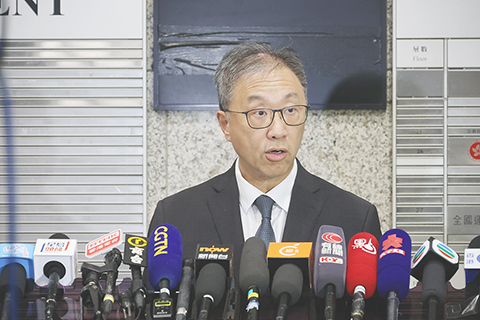 ◎ 十二月十二日,香港特區政府就大埔宏福苑火災成立的獨立委員會主席陸啟康法官見傳媒時說,委員會將聚焦三大範疇,包括起火和火勢迅速蔓延原因;檢視大型樓宇維修工程安排;以及檢視現行法律規管和懲罰是否足夠,之後會基於審視結果向特首提出建議,助力政府深化改革,防止類似事件再發生。(香港中通社記者 鄧梓傑 攝)