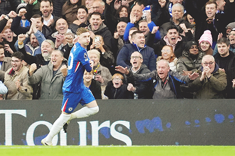 ◎ 車路士彭馬在對陣愛華頓中,攻入球隊首個入球後慶祝。(美聯社)