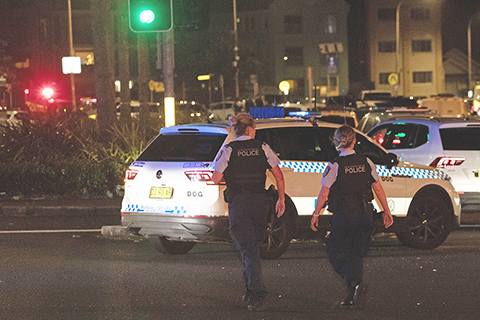 ◎ 十二月十四日,在澳大利亞悉尼,警察在邦迪灘槍擊事件附近區域執勤。澳大利亞新南威爾士州州長克里斯·明斯當日說,當天發生在悉尼邦迪灘的槍擊事件已致十二人死亡,這是一次針對猶太人群體的襲擊。新南威爾士州警方當天宣佈,此次槍擊事件是一起恐怖主義事件。(新華社記者 馬平 攝)