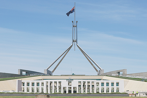 ◎ 澳大利亞警方十二月十五日說,悉尼邦迪灘發生的槍擊事件已造成包括一名作案嫌疑人在內的十六人死亡、四十人受傷。澳大利亞總理內閣部十五日發表聲明說,根據總理阿爾巴尼斯要求,當天澳大利亞全國降半旗,以悼念槍擊事件遇難者。圖為當日,澳大利亞首都堪培拉的國會大廈降半旗悼念悉尼邦迪灘槍擊事件遇難者。(新華社發 儲晨 攝)