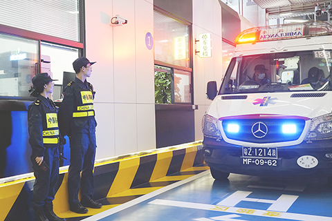 ◎ 橫琴海關保障琴澳醫院「點對點」跨境轉運病人順利完成。(楊婧攝)