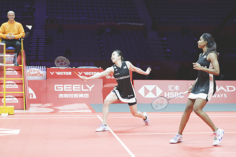 ◎ 十二月十七日,世界羽聯世界巡迴賽總決賽在浙江杭州舉行。在首日進行的女雙小組賽A組比賽中,馬來西亞組合陳康樂/蒂娜二比0戰勝中國組合賈一凡/張殊賢。圖為馬來西亞組合在比賽中。(中新社記者 蕭健 攝)