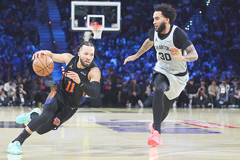 ◎ 紐約人十一號謝倫賓遜昨早獲頒NBA盃最有價值球員獎。(美聯社)