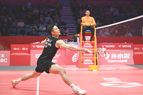◎ 十二月十七日晚,周天成在比賽中。世界羽聯世界巡迴賽總決賽在浙江杭州奧體中心體育館舉行,中國台北選手周天成在男單小組賽中0比二不敵日本選手奈良岡功大。(中新社記者 王剛 攝)