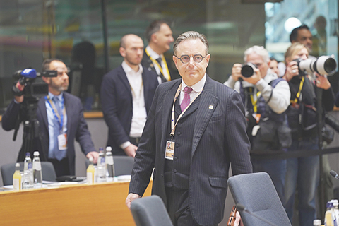 ◎ 比利時首相德韋弗九月十八日在聯邦議會說,歐盟就動用被凍結俄羅斯資產為烏克蘭融資的方案提出的擔保「仍不足」,比利時不會接受由本國「獨自承擔」風險與責任。圖為當日,比利時首相德韋弗出席在比利時布魯塞爾舉行的歐盟峰會。(新華社記者 彭子洋 攝)