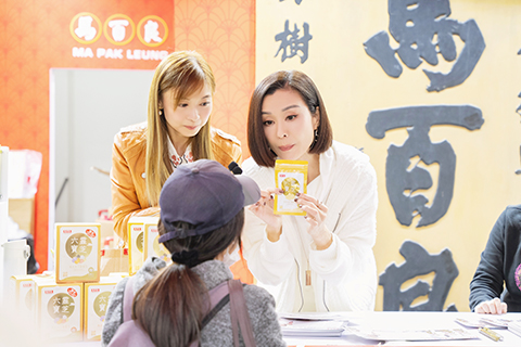 ◎ 伍詠薇宅女愛購物,日前現身工展會賣力帶貨化身一日店長。她自爆曾一日收穫兩車戰利品。