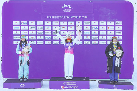 ◎ 十二月二十日,冠軍中國選手孔凡鈺(中)、亞軍中國選手陳梅婷(左)和季軍中國選手徐夢桃在頒獎儀式上。在河北省張家口市崇禮區雲頂滑雪場進行的國際雪聯自由式滑雪空中技巧世界盃(雲頂站)女子組決賽中,中國隊孔凡鈺、陳梅婷、徐夢桃包攬前三名。(新華社發武殿森 攝)