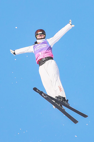 ◎ 十二月二十一日,中國一隊選手徐夢桃在決賽中。最終,由徐夢桃、李天馬、齊廣璞組成的中國一隊獲得冠軍。國際雪聯自由式滑雪空中技巧世界盃(雲頂站)混合團體項目比賽在河北省張家口市崇禮區雲頂滑雪場進行。(新華社發武殿森 攝)