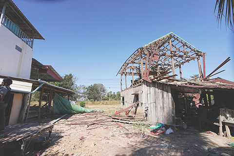 ◎ 這是十二月十九日在柬埔寨奧多棉吉省拍攝的在衝突中受損的房屋。柬埔寨國防部發言人馬莉淑潔達廿一日在新聞發佈會上表示,柬泰邊境衝突進入第十五天,柬埔寨平民死亡人數已升至十九人。(新華社/柬新社)