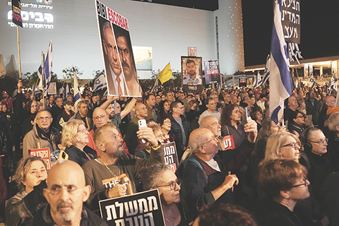 ◎ 十二月二十日,人們聚集在以色列特拉維夫的哈比馬廣場,抗議總理內塔尼亞胡政府。(美聯社圖片/Mahmoud Illean)