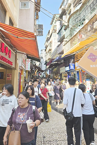 ◎ 冬至日大三巴一帶遊客如常。