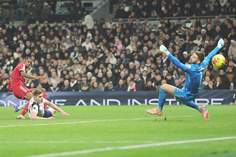 ◎ 紅衣伊沙克為利物浦射破熱刺門將十指關。(美聯社)