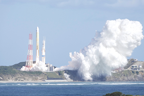 ◎ 日本政府十二月二十二日確認,當天發射的導航衛星「引路五號」未進入預定軌道,發射失敗。這是繼二0二三年三月首枚H3火箭發射失敗後,日本國產主力運載火箭又一次遭遇挫折。圖為二十二日,在日本南部種子島宇宙中心,搭載導航衛星「引路五號」的H3火箭發射升空。(新華社/共同社)