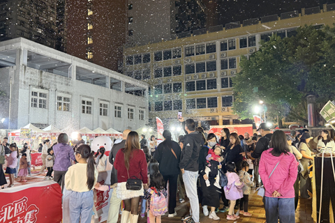 ◎ 飄雪互動吸引大人小朋友參與,節日氣氛濃郁。