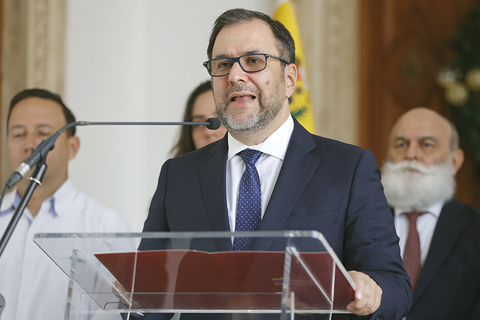 ◎ 委內瑞拉總統馬杜羅十二月二十二日向拉美和加勒比地區國家元首致公開信,譴責美國把能源當作戰爭武器和政治脅迫工具,敦促各方採取聯合應對行動。圖為當日,在委內瑞拉首都加拉加斯,委內瑞拉外長希爾在該國外交部宣讀馬杜羅向拉美和加勒比地區國家元首所致公開信。(新華社發)