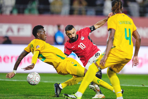 ◎ 紅衣埃及十號沙拿射破津巴布韋隊城門。(美聯社)