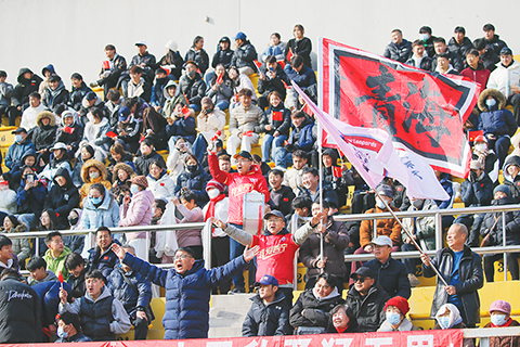 ◎ 十二月二十四日,「遼寧城超·青海青超」足球交流賽在平均海拔二千二百六十一米的青海省會西寧舉行。經過比拼,西寧雪豹隊以五比三戰勝遼寧撫順隊。比賽旨在促進遼寧與青海兩地交流合作。圖為球迷為參賽隊吶喊助威。(中新社記者 馬銘言 攝)